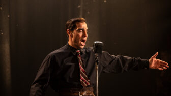 Review: »Monsieur Aznavour« –  Widerstand zwecklos
