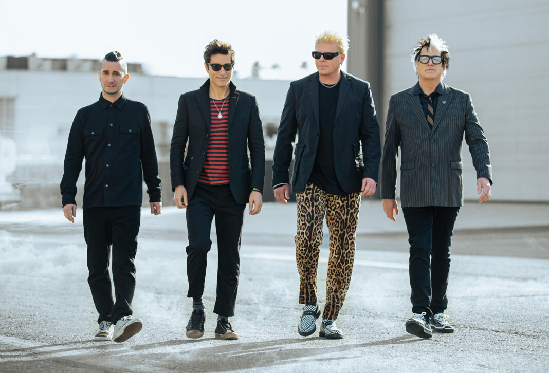 Die vier Bandmitglieder von The Offspring laufen in Industrie-Umgebung auf die Kamera zu.