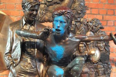 David Bowie Statue beschmiert