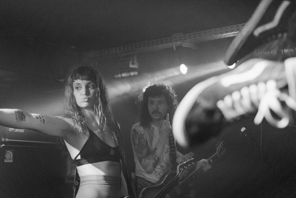 Luftküsse und Mittelfinger: Hanny J und Jarrod Goon (Foto. Tim Lasche)