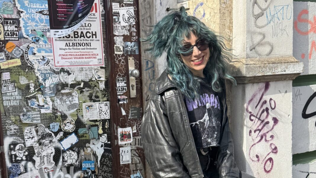 Pardis Latif von Daevar mit ihrem Windhand-Shirt (Foto: privat)