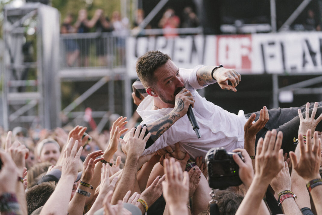 Frank Turner badet in der Menge auf dem Open Flair (Foto: Christine Kuncke)