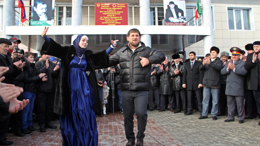 Der tschetschenische Präsident Ramzan Kadyrov tanzt mit einer Frau außerhalb eines Wahlbüros, 2011 (Foto: STR/AFP via Getty Images)