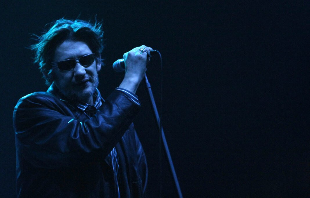 Irish singer Shane McGowan plays with the Pogues during a concert at London's Brixton Academy, 18 December 2007. AFP PHOTO/SHAUN CURRY (Photo by SHAUN CURRY / AFP) (Photo by SHAUN CURRY/AFP via Getty Images)