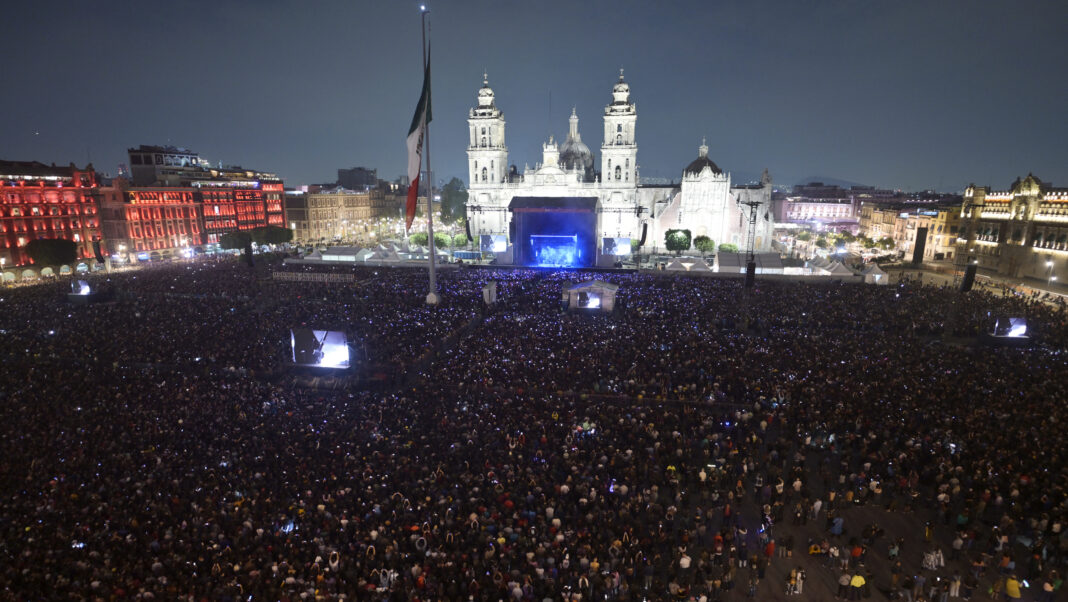 Personen sammeln sich am Zócalo in Mexiko-Stadt um Interpol am April 20, 2024 zu sehen. (Photo by ALFREDO ESTRELLA / AFP) (Photo by ALFREDO ESTRELLA/AFP via Getty Images)