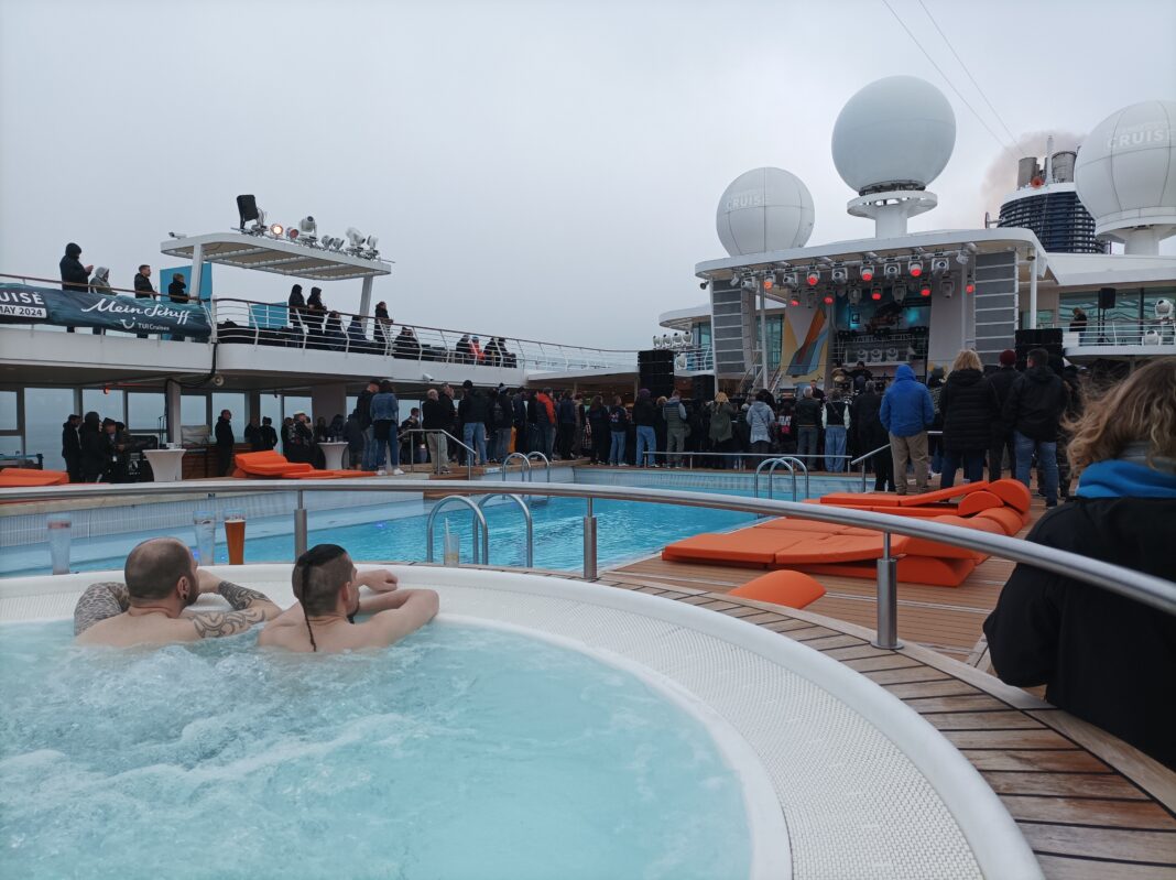 Vom Wirldpool aus Dog Eat Dog schauen, Wildcat Tattoo Cruise (Foto: Jan Schwarzkamp)