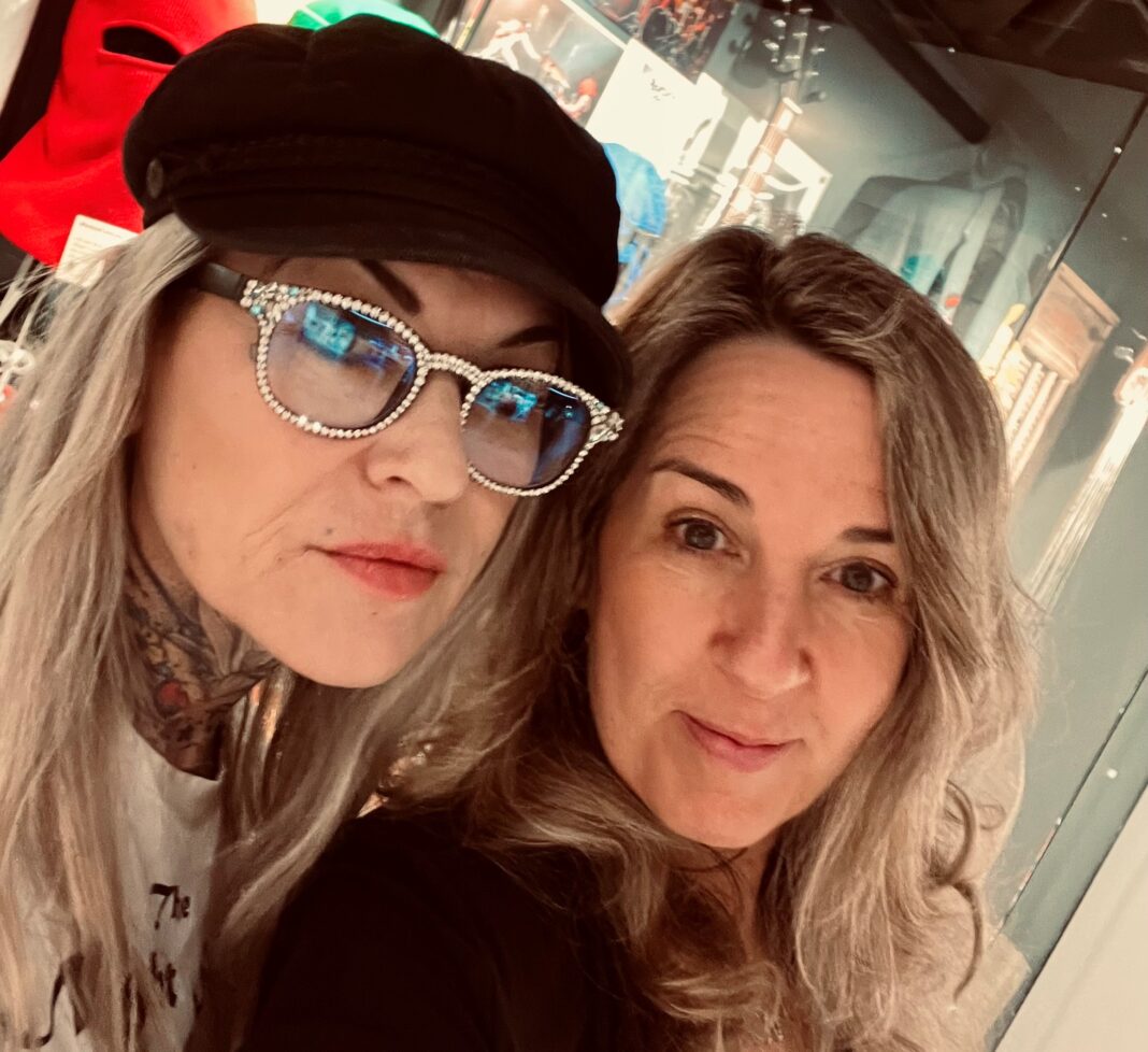 Ein Denkmal für die Punk-Szene: Lisa Brownlee (l.) und Melanie Kaye (Foto: Melanie Kaye)
