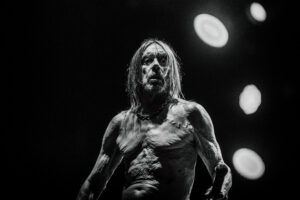 Mit Duff McKagan und Chad Smith – Iggy Pop covert &#8220;Walk On The Wild Side&#8221;
