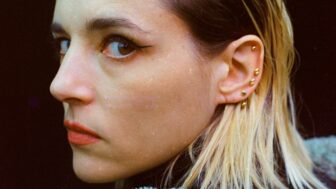 Jehnny Beth - Neue Single – »Wir lernen, mit einer gebrochenen Rippe zu atmen«