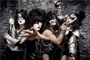 Kiss spielen in Las Vegas  – Unmaskiert statt digital