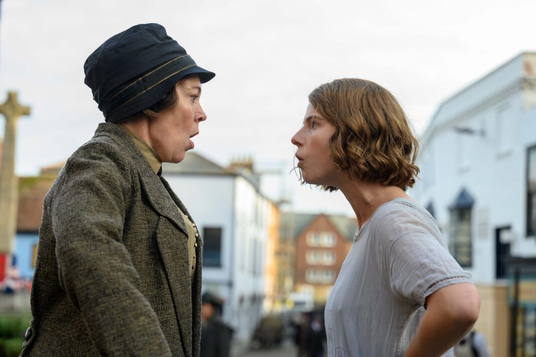 Kleine schmutzige Briefe_011 v.l.n.r.: Edith Swan (Olivia Colman) und Rose Gooding (Jessie Buckley) – © STUDIOCANAL / Parisa Taghizadeh