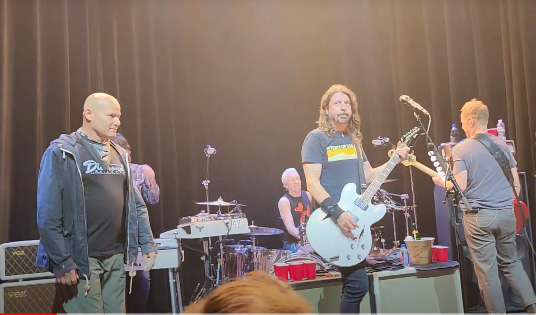 Credit: Foo Fighters with Pete Stahl - At The Atlantis (The Atlantis, DC 2023) (Screenshot: youtube.com/settledownjs)