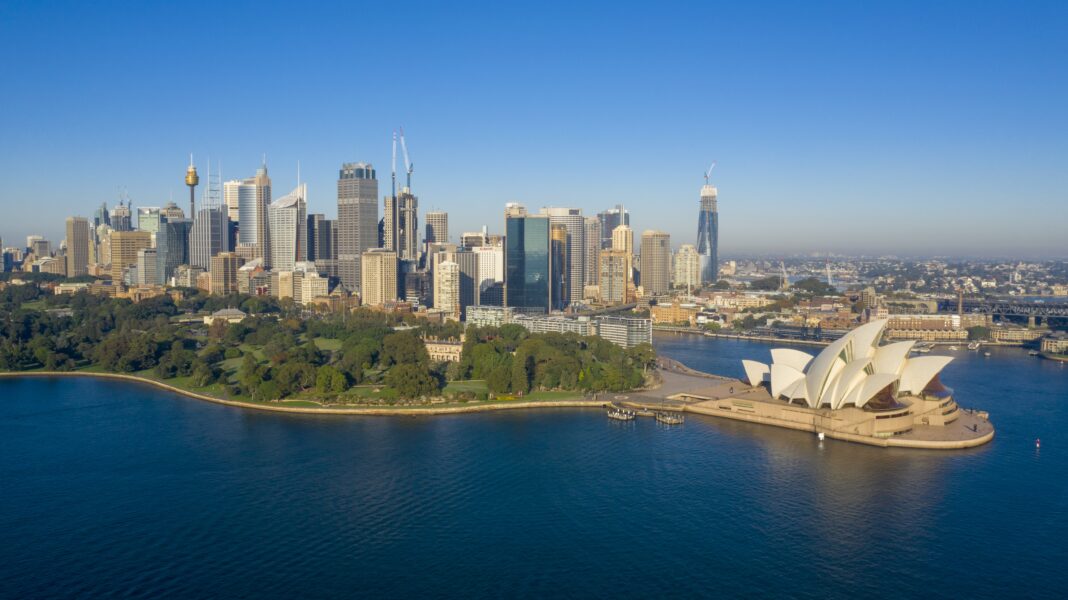 Eine Stadtansicht von Sydney mit Hafen, Opera House und Skyline.