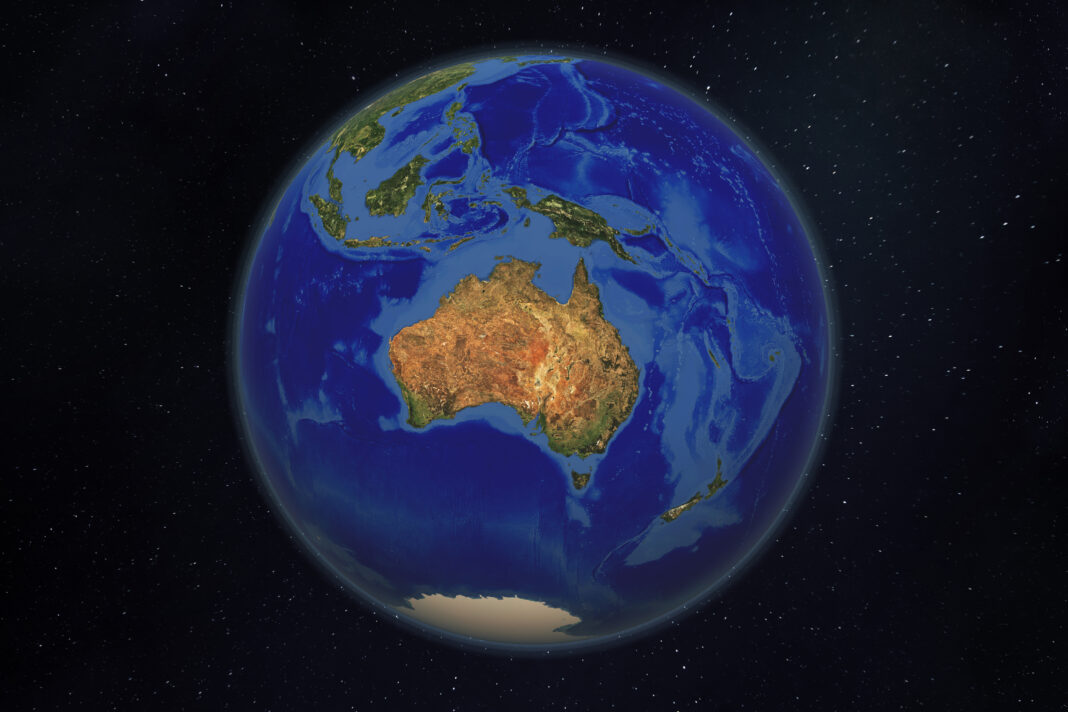 Eine Erdkugel aus dem All gesehen, die den Kontinent Australien im Zentrum zeigt.