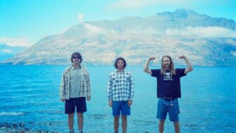 VISIONS Premiere: The Grogans  – Surf the pain away