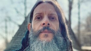 The Mon: Neue Single "To The Ones" mit Musikvideo – Krone der Freundschaft