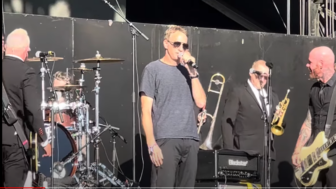When We Were Young Festival – Tony Hawk singt “Superman” mit Goldfinger