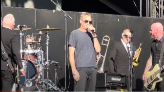 When We Were Young Festival – Tony Hawk singt „Superman“ mit Goldfinger