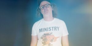VISIONS Premiere: Dez Dare teilt neue Single “1.9.8.5.”