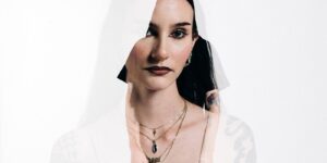 VISIONS Premiere: Enola Reverof veröffentlicht neue Single “In” inklusive Video