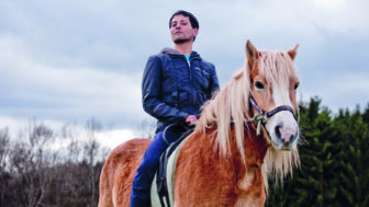 Musiker:innen und ihre Hobbys –  Aydo Abay übers Therapiereiten