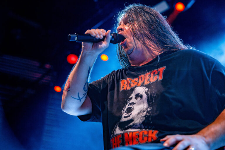 Paar heiratet im Moshpit