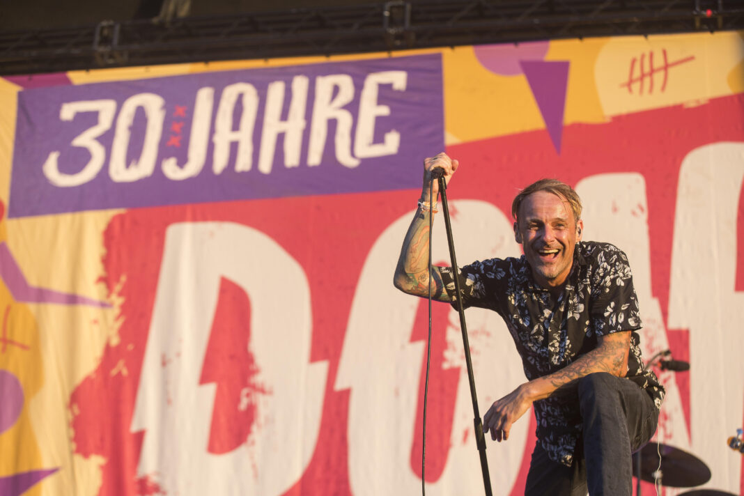 Ingo Knollmann, Sänger der Donots beim Highfield Festival am Freitag, Störmthaler See, 16.08.2024