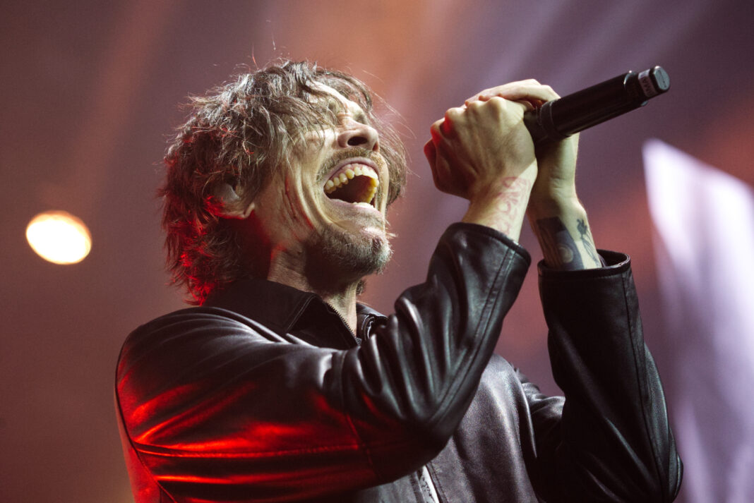 incubus-koeln-5 Trotz Lebensmittelvergiftung aus voller Kehle dabei: Brandon Boyd (Foto: Nicola Drilling)