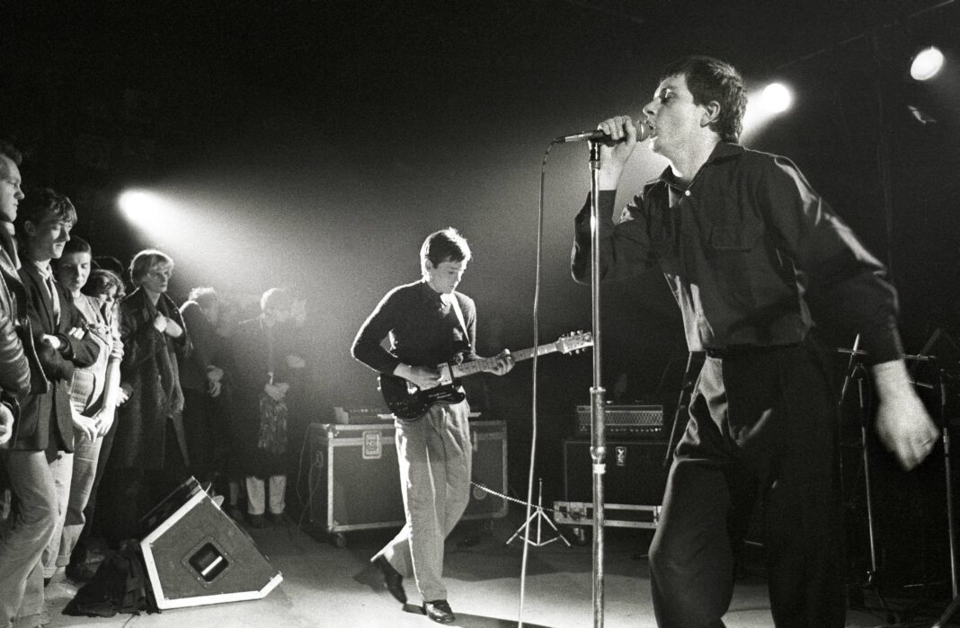 Bernard Sumner (später New Order) und Ian Curtis mit Joy Division (Foto: Rob Verhorst/Redferns/Getty Images)