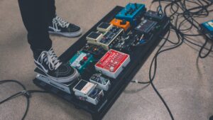 Shoegaze: Der Überblick –  Menschen, die auf Schuhe starren