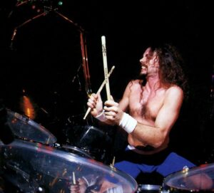 Ex-Megadeth-Schlagzeuger Nick Menza stirbt nach Zusammenbruch auf der Bühne