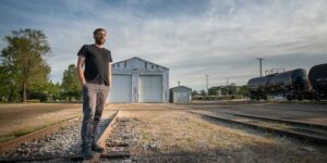John K. Samson kündigt Soloalbum “Winter Wheat” an, streamt Song “Postdoc Blues”