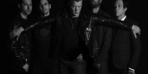 Queens Of The Stone Age streamen neue Single “The Way You Used To Do”, kommen auf Tour