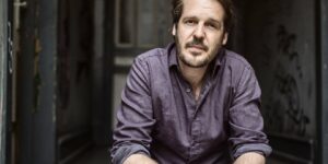Gisbert zu Knyphausen kündigt neues Album an, streamt Single “Niemand”