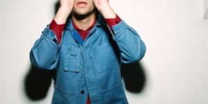 Albert Hammond Jr. kündigt neues Album an, streamt Single “Muted Beatings”