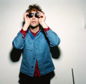 Albert Hammond Jr. kündigt neues Album an, streamt Single &#8220;Muted Beatings&#8221;