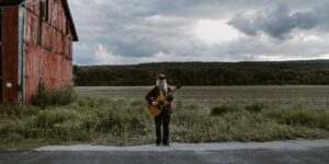 J Mascis kündigt Soloalbum “Elastic Days” an, streamt Song “See You At The Movies”