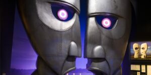 VISIONS 308 führt durch die Dortmunder Pink-Floyd-Ausstellung “Their Mortal Remains”