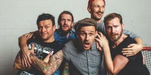 Donots präsentieren neue Single “Scheißegal”, kündigen Werkschau “Silverhochzeit” an