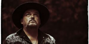 Alain Johannes kündigt neues Soloalbum „Hum“ an, stellt gleichnamigen Song vor