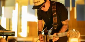 Alex Henry Foster spielt “Lavender Sky” im Livestream direkt auf Vinyl
