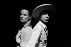 VISIONS Premiere: Düster-Duo Årabrot veröffentlicht Video zu &#8220;Hailstones For Rain/The Moon Is Dead&#8221;