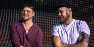 VISIONS Premiere: Indie-Folk-Duo Pools zeigt Livesession zur neuen Single „Grave“