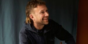 Damon Albarn kündigt Soloalbum “The Nearer The Fountain, More Pure The Stream Flows” an, streamt Titeltrack