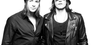 VISIONS Premiere: Schweizer Alternative-Rock-Duo Sinplus teilt Live-Video zu „Never Coming Down“
