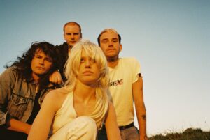 Amyl And The Sniffers veröffentlichen neue Single &#8222;Guided By Angels&#8220;, kündigen Album &#8222;Comfort To Me&#8220; an