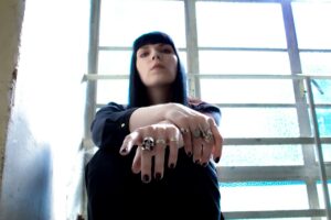 VISIONS Premiere: Singer/Songwriterin A.A. Williams zeigt Live-Session von &#8220;Love And Pain&#8221;
