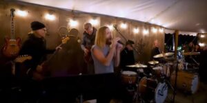 Video: Mitglieder von Tool, Foo Fighters und Queens Of The Stone Age spielen Charity-Show
