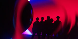 Arcade Fire kündigen neues Album “We” an, teilen Doppelsingle “The Lightning I + II”