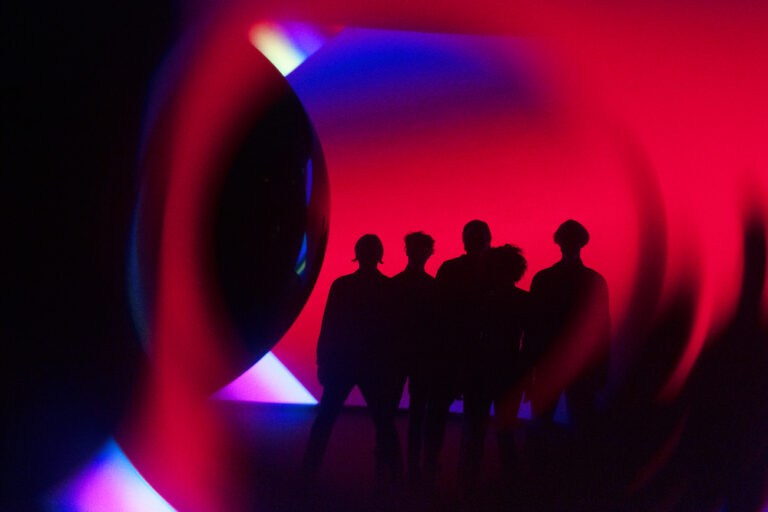 Arcade Fire kündigen neues Album “We” an, teilen Doppelsingle “The Lightning I + II”